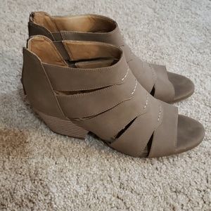 New Sandals w/Heel Size 8